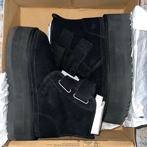 Practically Brand New Ugg Black Neumel Platform Women’s size 6